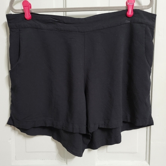 TORRID SHORT SHORT WITH POCKETS- STRUCTURED WOVEN BLACK - Picture 2 of 9